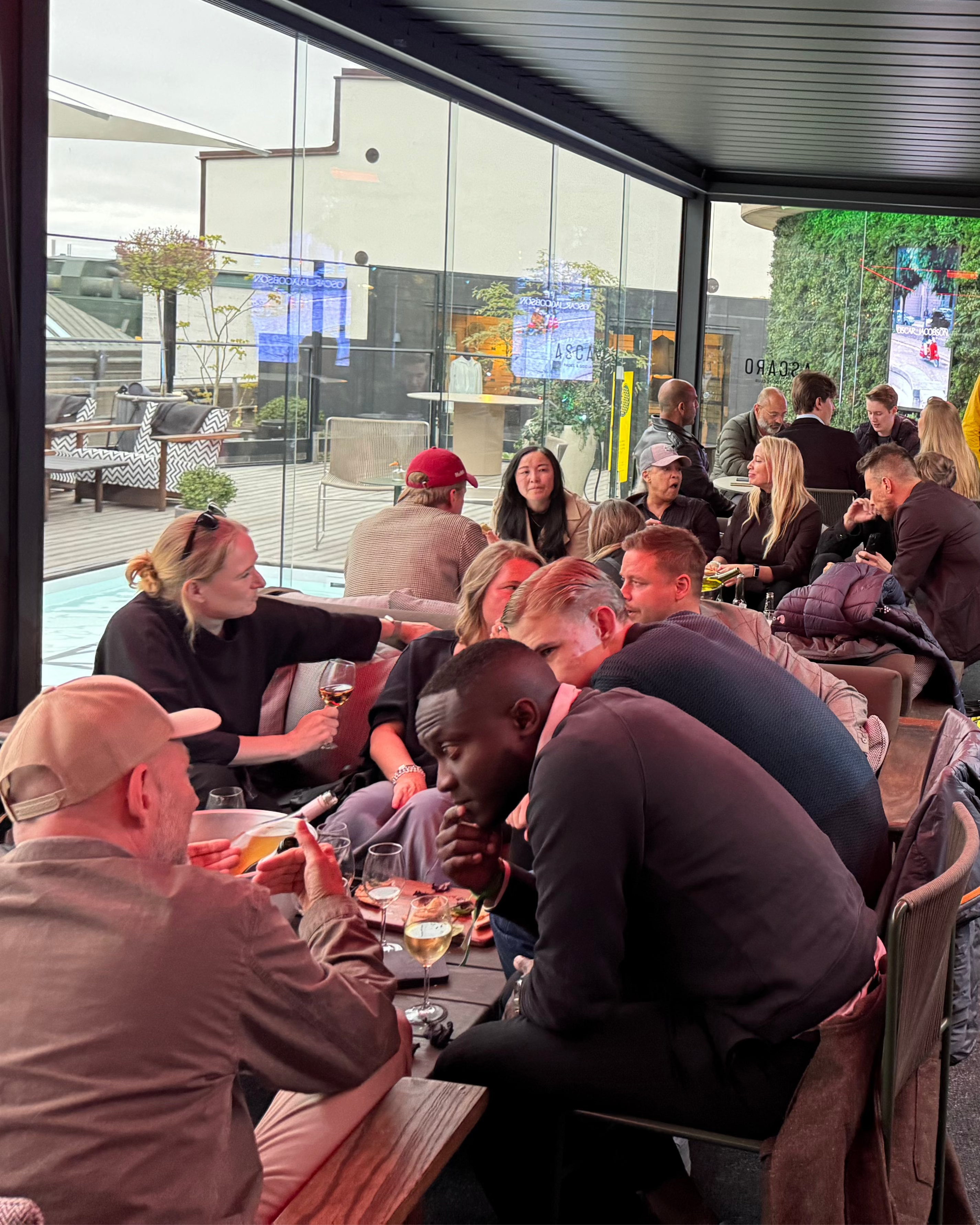 Vill ni engagera hela organisationen?
Boka en skräddarsydd AI BAREN. En kombination av inspiration, workshop och strategiutveckling, anpassad efter era utmaningar och mål.

Ett unikt format som gör AI konkret och relevant för just er.